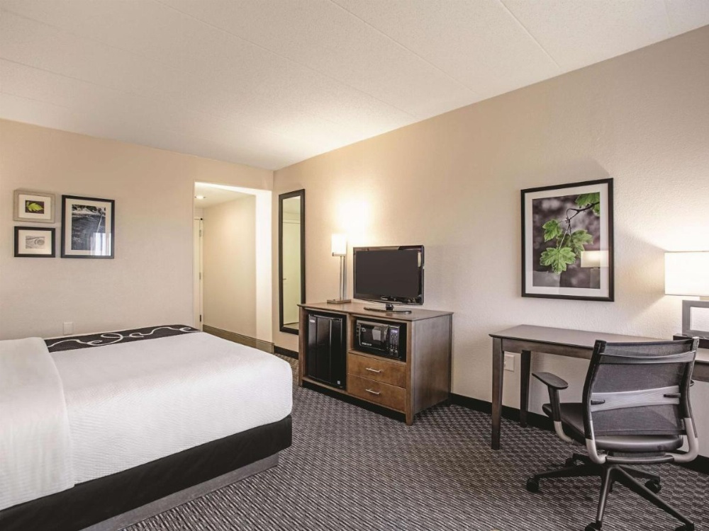 La Quinta Inn & Suites by Wyndham Baltimore N/White Marsh Image 10