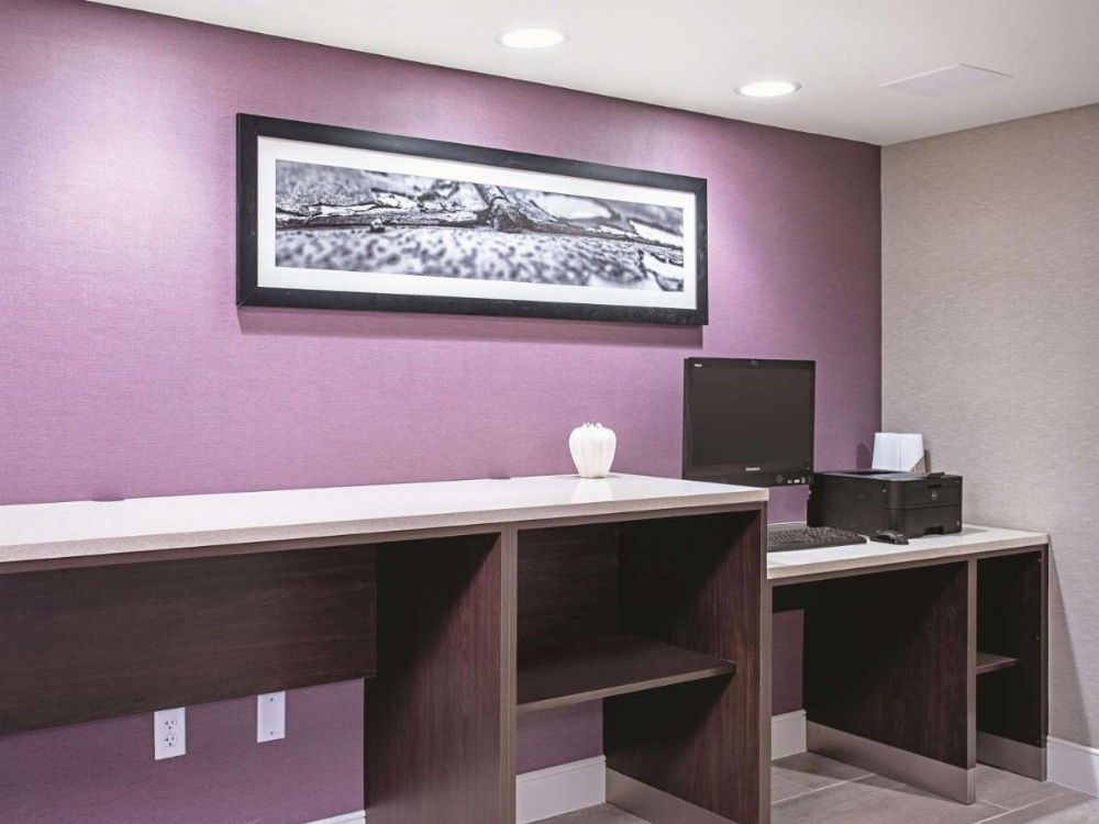 La Quinta Inn & Suites by Wyndham Baltimore N/White Marsh Image 14