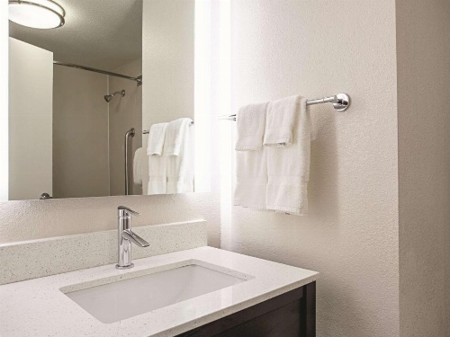 La Quinta Inn & Suites by Wyndham Baltimore N/White Marsh image 29
