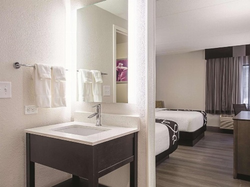 La Quinta Inn & Suites by Wyndham Baltimore N/White Marsh image 30